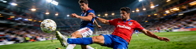 马德里竞技队防守球员在比赛中成功拦截对方传球