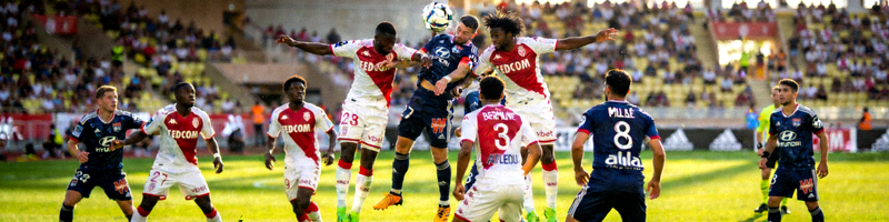 摩纳哥队与里昂队的比赛中，双方球员在角球争抢中起跳