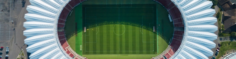 塞维利亚队与比利亚雷亚尔队比赛中，球员在中场激烈拼抢