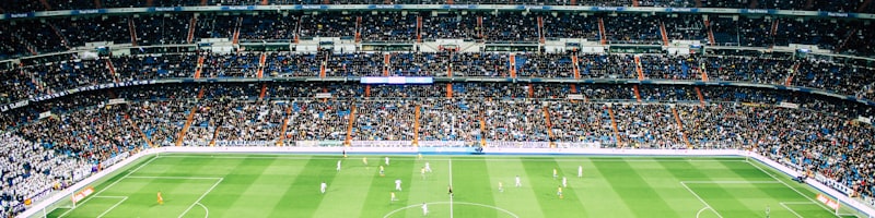 皇家马德里球员在伯纳乌球场庆祝进球，球迷欢呼雀跃